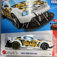 Load image into Gallery viewer, Hot Wheels White 2005 Ford Mustang 2022
