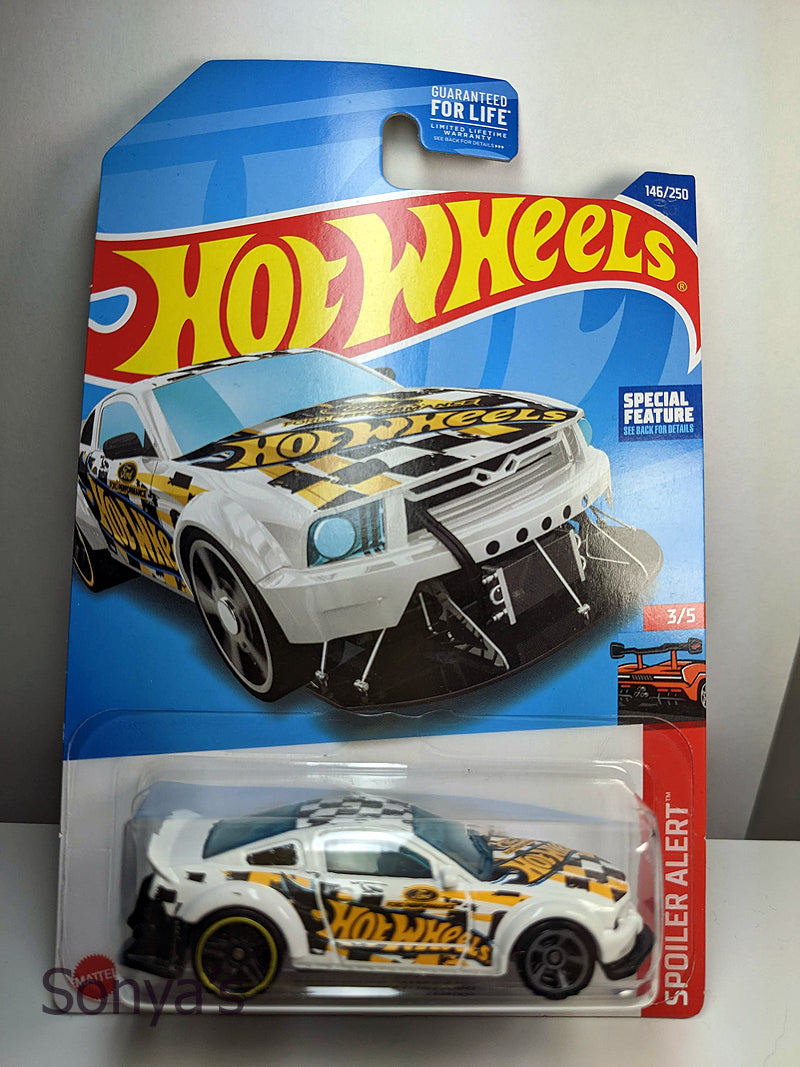 Hot Wheels White 2005 Ford Mustang
